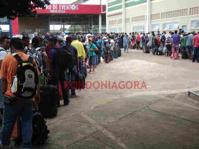 TENSÃO NA USINA: MILHARES DE TRABALHADORES DE JIRAU ESTÃO NO GINÁSIO DO SESI