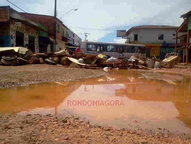 POVO SE CANSA COM ABANDONO DA PREFEITURA E FECHA VIAS DA ZONA LESTE MAIS UMA VEZ; Fotos e Vídeo