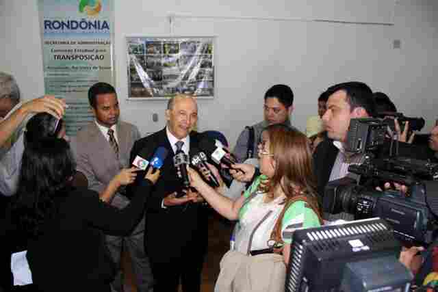 CONFÚCIO MOURA ASSINA DECRETO PARA INICIAR TRANSPOSIÇÃO DE SERVIDORES