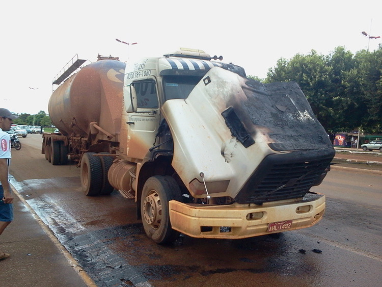 Carreta pega fogo na região central de Porto Velho