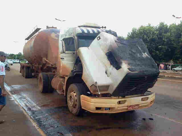 Carreta pega fogo na região central de Porto Velho