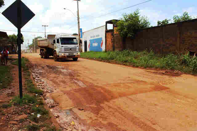 Semtran constrói redutores de velocidades pela metade em ladeira da avenida Caúla