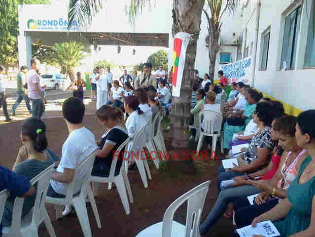 SERVIDORES EM GREVE FAZEM PROTESTO EM FRENTE AO JOÃO PAULO II