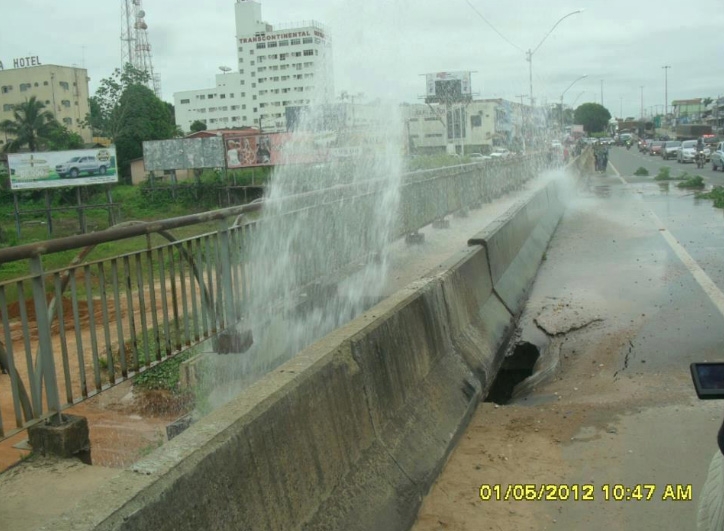 Ponte é interditada após rompimento de adutora