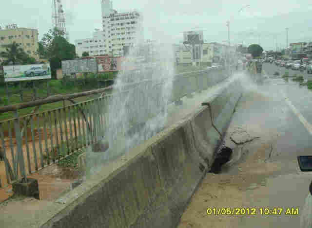 Ponte é interditada após rompimento de adutora