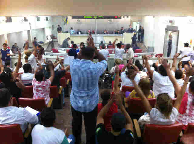 Servidores da Saúde protestam contra Governo na Assembléia