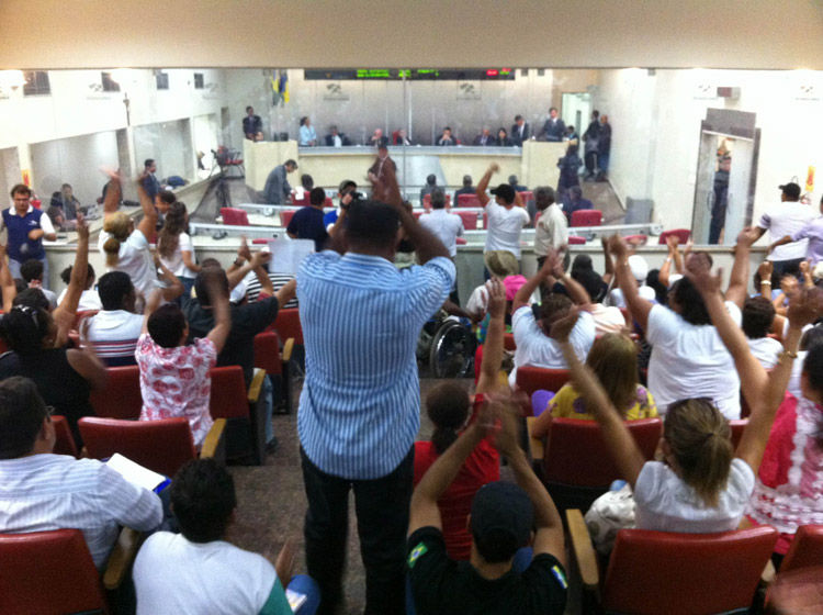 Servidores da Saúde protestam contra Governo na Assembléia