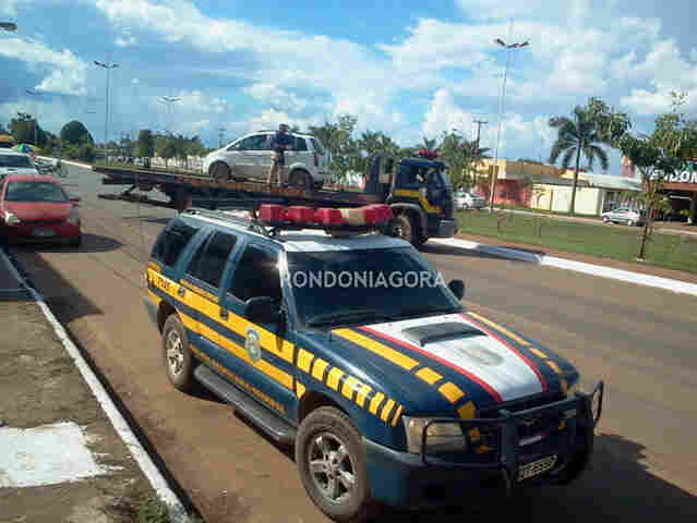 PRF RETIRA VEÍCULOS ESTACIONADOS NA ÁREA URBANA DA BR-319