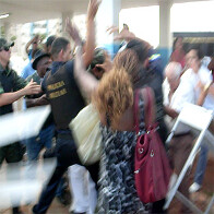 EM INSTANTES: VÍDEO EXCLUSIVO MOSTRA CONFRONTO ENTRE MILITARES E GREVISTAS NO HB