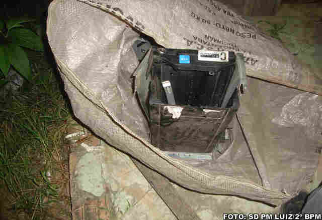 POLÍCIA ENCONTRA COFRES DE CAIXAS ELETRÔNICOS EXPLODIDOS EM JI-PARANÁ