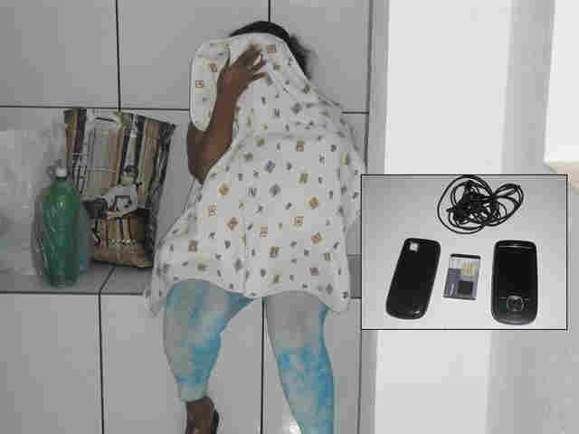 Mulher usa bebê para levar celular a marido preso