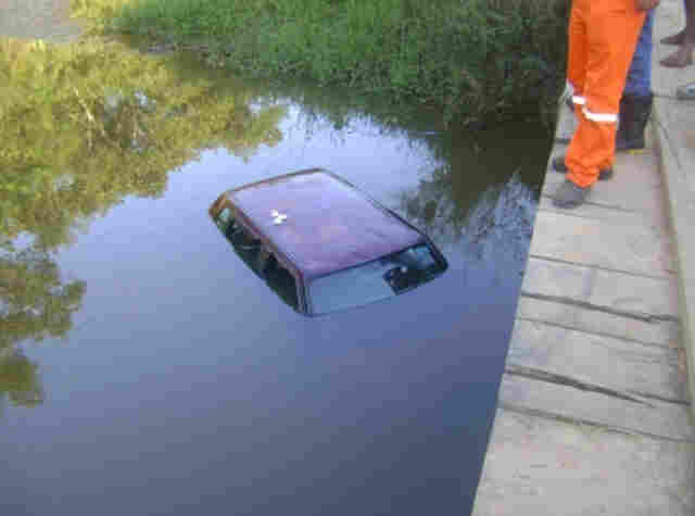 Homem perde controle de carro, bate em ponte e morre