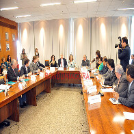 Comissão de sindicalistas e parlamentares reunidos com ministra