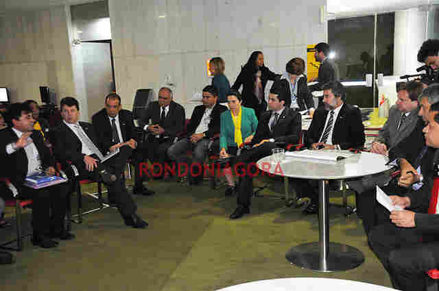 PARLAMENTARES DEBATEM ENCAMINHAMENTOS; LIDERANÇAS SINDICAIS PRESSIONAM