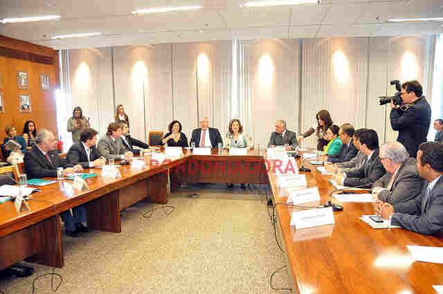 Comissão de sindicalistas e parlamentares reunidos com ministra