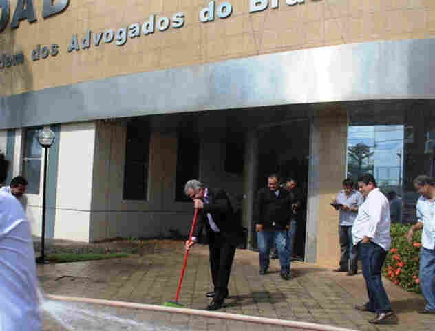 DEPUTADOS PROTESTAM EM FRENTE A OAB EXIGINDO PROVIDÊNCIAS NO CASO DOS PRECATÓRIOS
