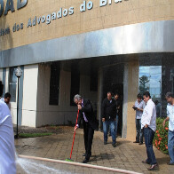 DEPUTADOS PROTESTAM EM FRENTE A OAB EXIGINDO PROVIDÊNCIAS NO CASO DOS PRECATÓRIOS