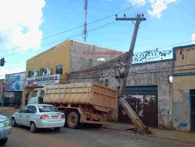 Caçamba destrói poste na Zona Sul da Capital