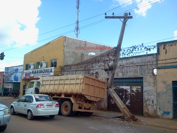 Caçamba destrói poste na Zona Sul da Capital