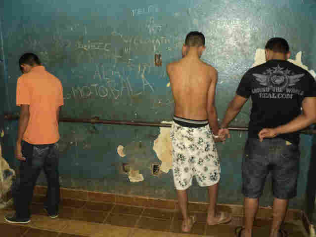 Três são presos após roubo de moto na Capital