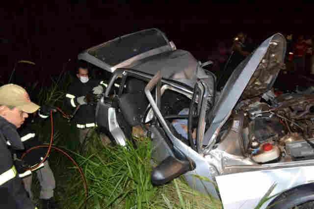 MOTORISTA MORRE AO COLIDIR COM ÔNIBUS NA BR-364