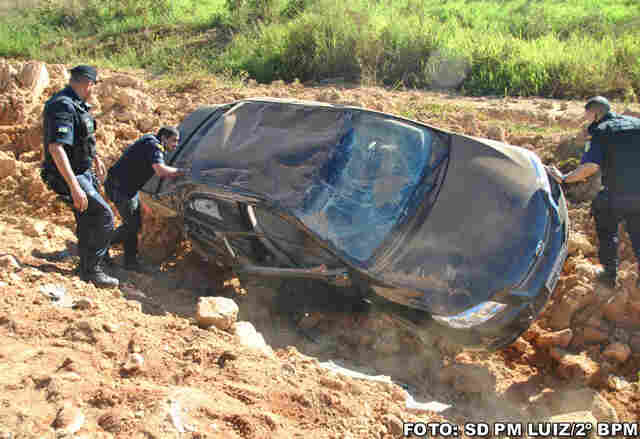 Dupla rouba carro e capota na fuga