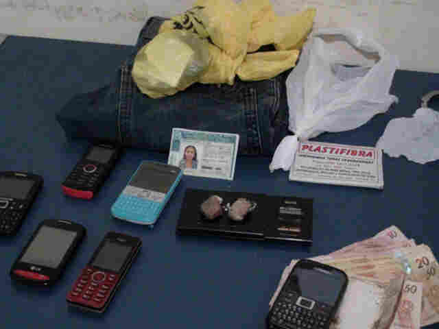 Suspeita é presa com pedras de crack e balança