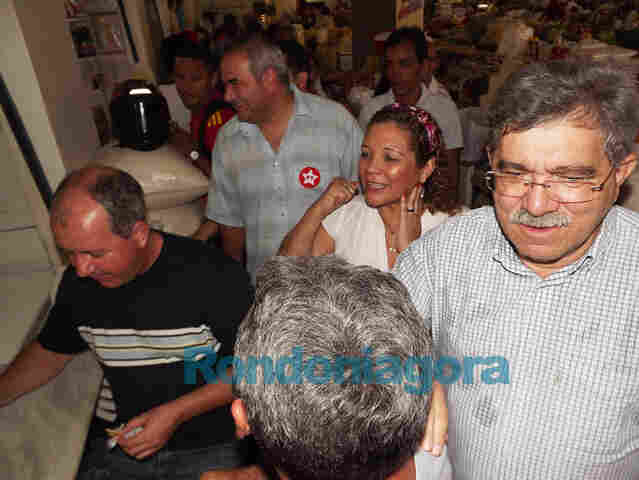 Fátima e Miguel iniciam campanha pedindo voto nas feiras