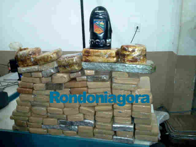 PM PRENDE CINCO E APRENDE 80 QUILOS DE MACONHA E COCAÍNA EM EMBARCAÇÃO