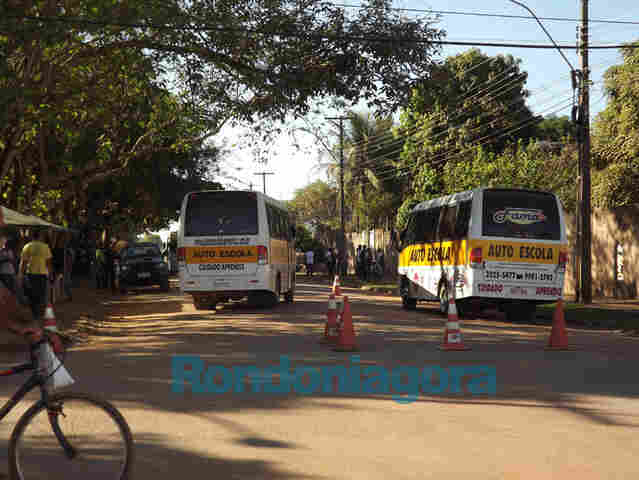 Detran fecha via para testes e revolta moradores