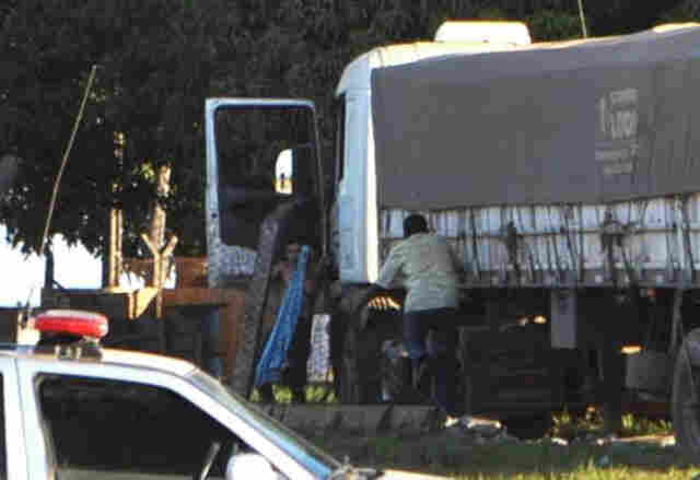 Carreteiro colide com veículos, troca tiros com a Polícia e acaba preso; Fotos