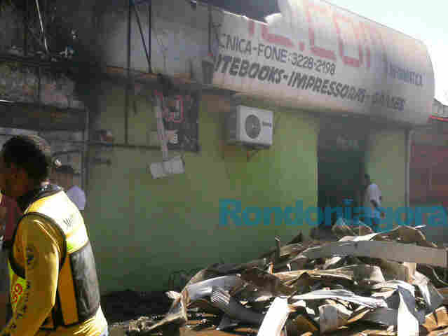 Incêndio destrói lojas na zona sul de Porto Velho; Fotos