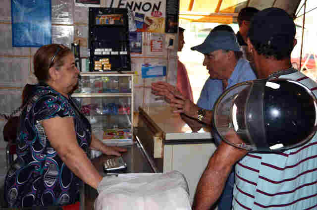 Mario Português percorre feiras livres e comércios, levando propostas de mudança
