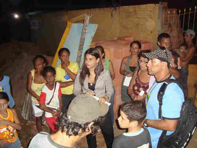 Mariana Carvalho recebe documento com  reivindicações de moradores  da zona Sul