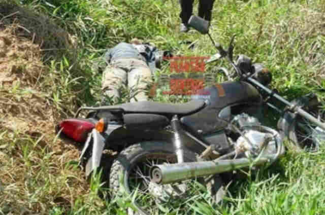 Suspeito de roubo morre ao bater moto