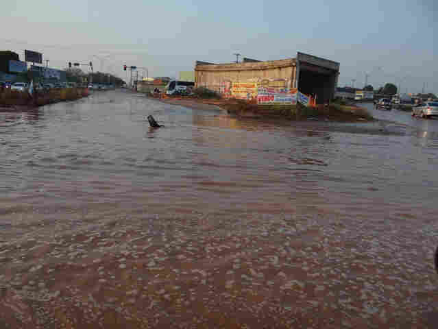Alagação em obras de viadutos causam transtornos; Fotos
