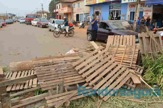 Imagens mostram bloqueio na Capital por descaso da Prefeitura