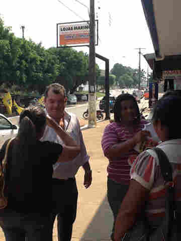 Jean participa de caminhada no comércio e consolida candidatura