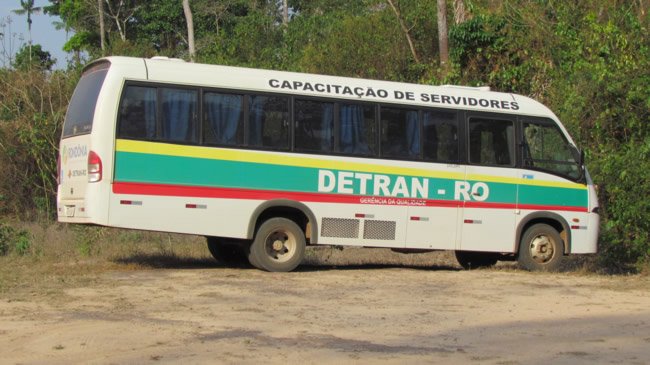 Ouro Preto: micro-ônibus do Detran é flagrado em balneário