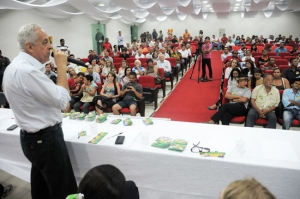 José Augusto reúne autoridades e militância em caminhada na 7