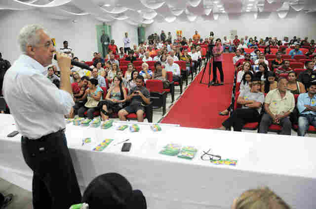 José Augusto reúne autoridades e militância em caminhada na 7