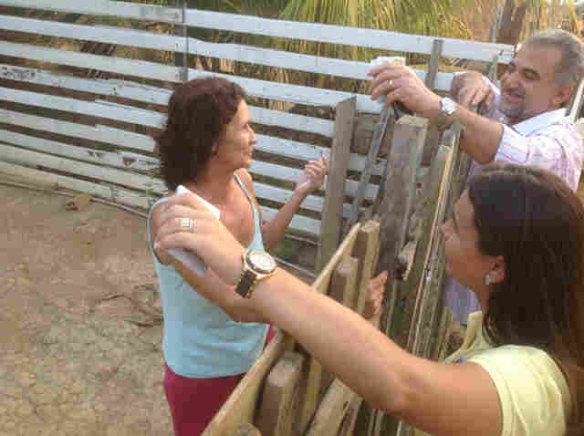 Mariana Carvalho e Hermínio Coelho pedem voto no Aponiã