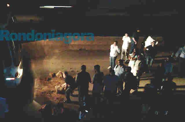 ESTUDANTES PROTESTAM NA BR-364 EM FRENTE A FARO - VEÍCULOS SÃO ATINGIDOS COM PEDRAS; FOTOS