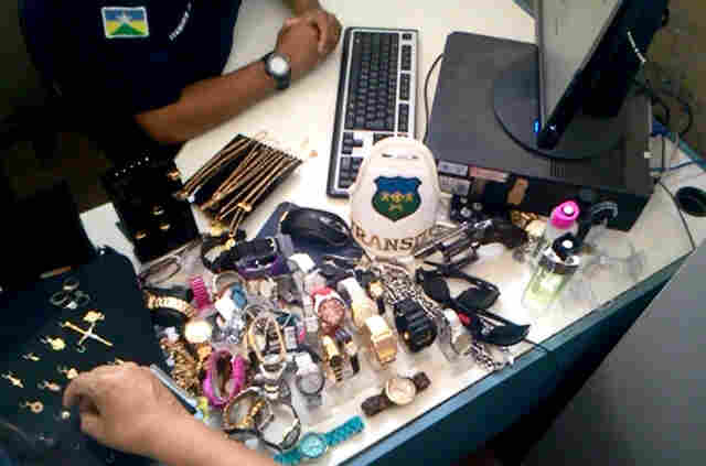 POPULARES PRENDEM LADR&Otilde;ES EM JOALHERIA DA CAPITAL