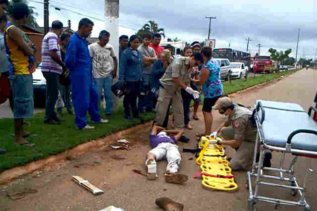Veículo oficial carregado de tijolos causa grave acidente; Vídeo