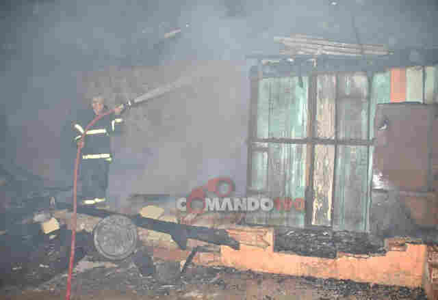 Incêndio misterioso destrói inferninho em Ji-Paraná