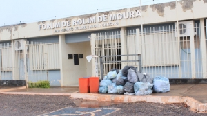Lixo acumulado nas ruas revolta população em Rolim de Moura