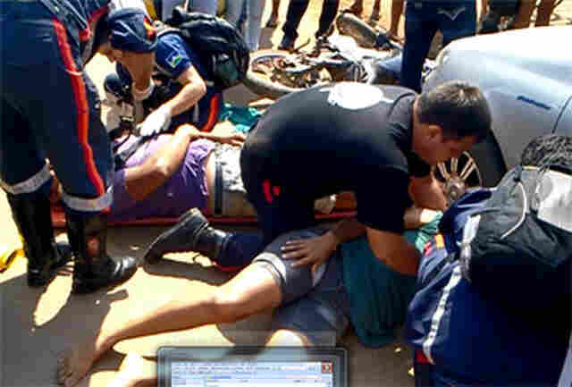 Motorista dirige na contramão e causa acidente ferindo casal e criança; vídeo