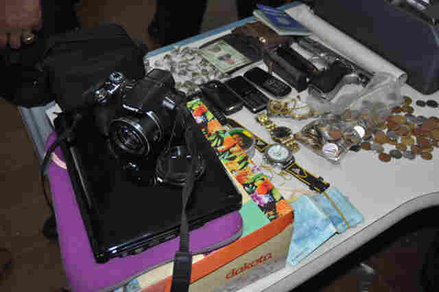 Bando é preso durante divisão dos produtos roubados; Fotos