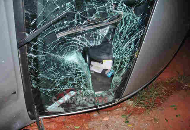 Assaltantes roubam casa e capotam camionete durante fuga; Fotos